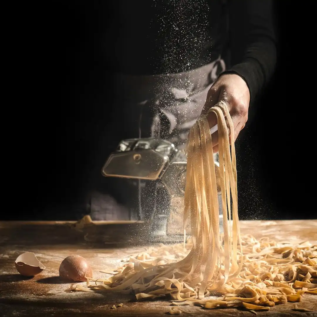 Persona sosteniendo pasta fresca artesanal